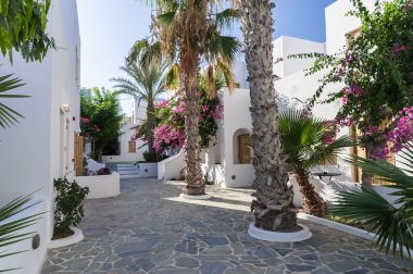 Santorini'de bir köyün görünümü