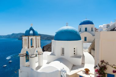 Beyaz ve mavi Santorini - caldera kubbe ile görünümünü