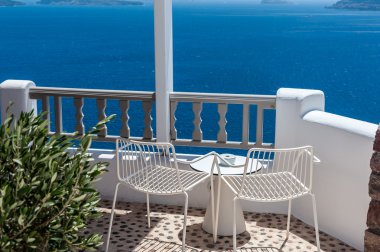 Santorini'de iki sandalye ile Teras