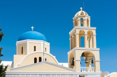 Santorini'de mavi kubbe ile sarı Kilisesi