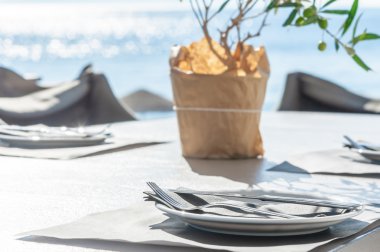 Bir tabak içinde bir restoran - Santorini, yakın çekim