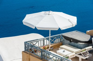 Santorini mavi deniz üzerinde Teras