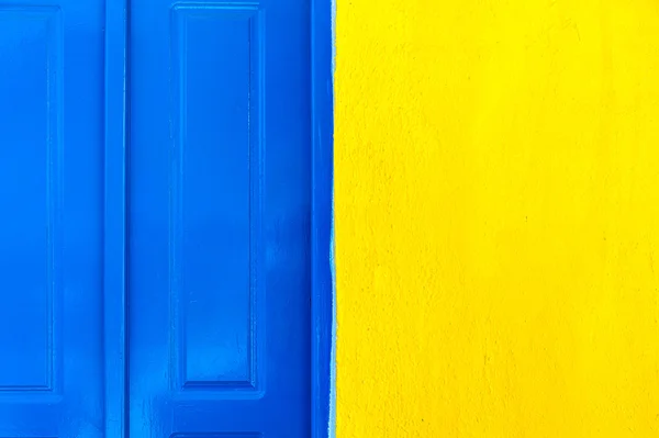 Porta blu e texture della parete gialla — Foto Stock