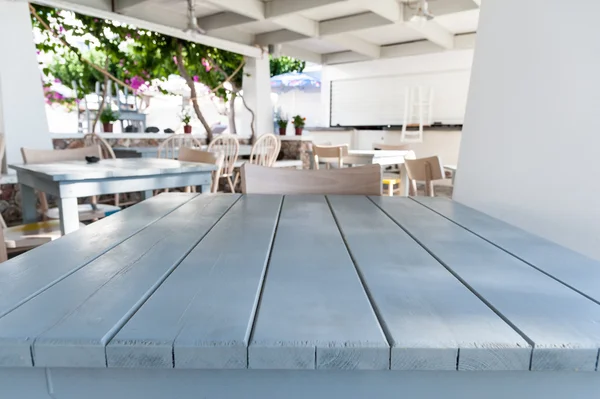 Mesa de madera blanca con restaurante sobre fondo — Foto de Stock