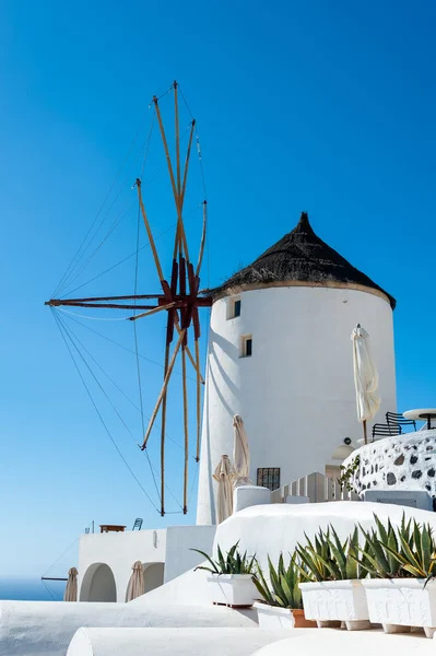 Zblízka větrný mlýn v Oia - Santorini — Stock fotografie