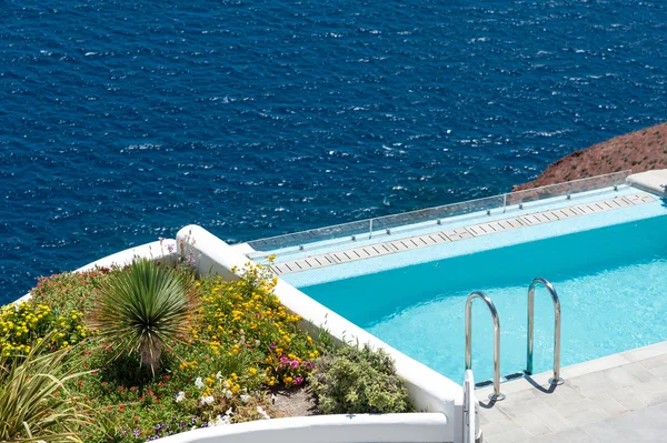 Piękny basen nad morzem Santorini — Zdjęcie stockowe