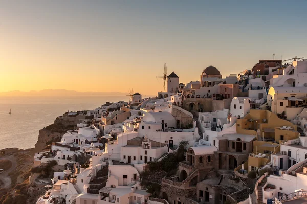 Famous sunset in Oia - Santorini — Stock Photo, Image