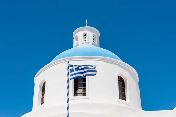 Vlag van de koepel en Griekenland in Santorini — Stockfoto