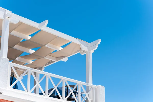 Terrazza nel cielo blu di Santorini — Foto Stock