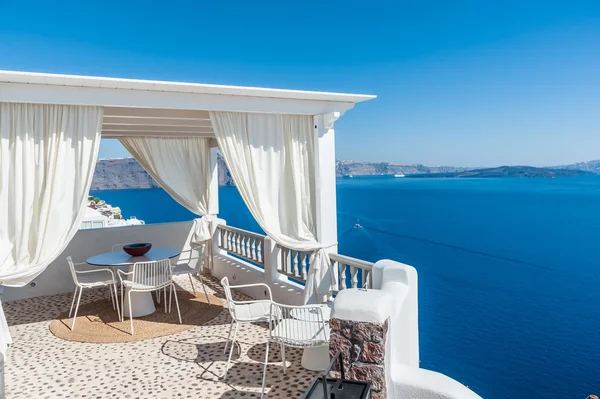 Hermosa vista de la isla de Santorini desde una terraza —  Fotos de Stock