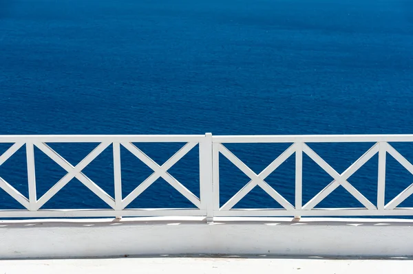 Balustrade blanche sur la mer de Santorin — Photo