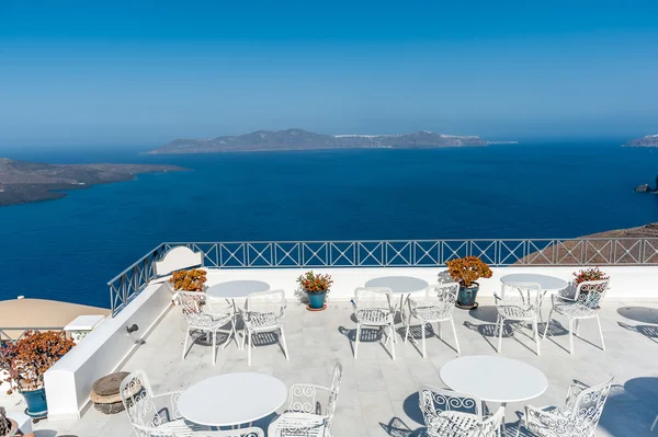 Grande terraço com vista para a ilha Thirasia - Santorini — Fotografia de Stock