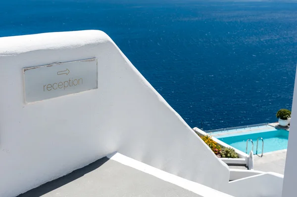 Recepción de un hermoso hotel con piscina en Santorini —  Fotos de Stock