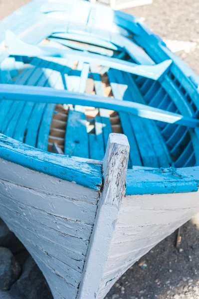 Białe i niebieskie łodzi w plaży Santorini — Zdjęcie stockowe