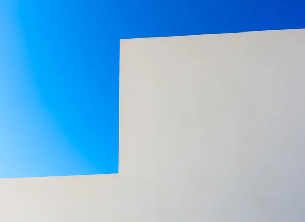 Parede branca abstrata e céu azul — Fotografia de Stock