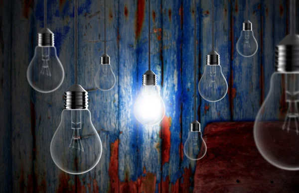 Lampadine su sfondo blu grunge — Foto Stock