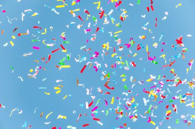 Mavi gökyüzünde renkli konfeti