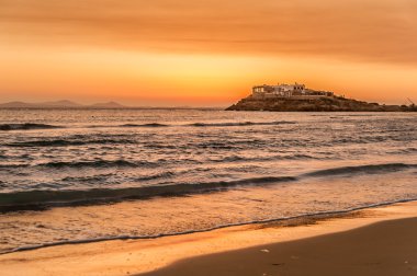 Günbatımı Naxos beach üzerinde