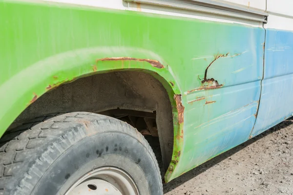 Arka yeşil kaza kamyonet — Stok fotoğraf