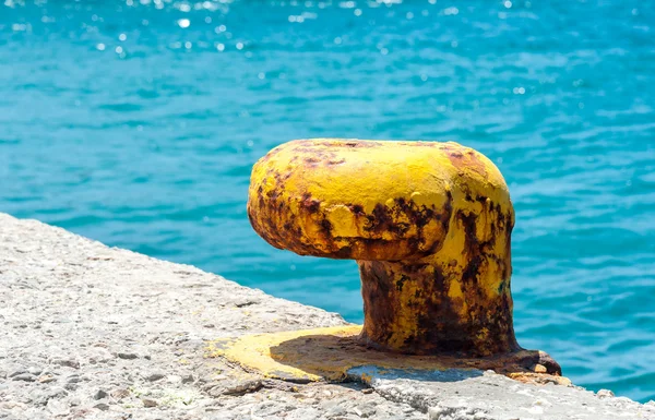 Old grunge yellow bollard — Stock Photo, Image