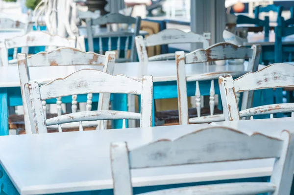 Chaises et tables blanches dans un restaurant — Photo