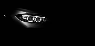 Siyah spor markasız araba koyu bir arka planda izole edilmiş. 3d illüstrasyon