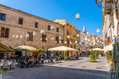 Alghero, Sardinya, İtalya - Ağustos 2021 - Turistlerle dolu güzel bir meydan manzarası.