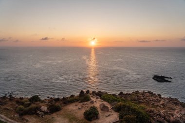 Günbatımında Akdeniz 'deki güzel İtalyan adası Sardunya.