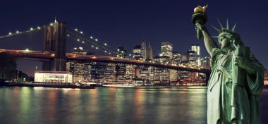 Özgürlük heykeli ile gece New York Skyline