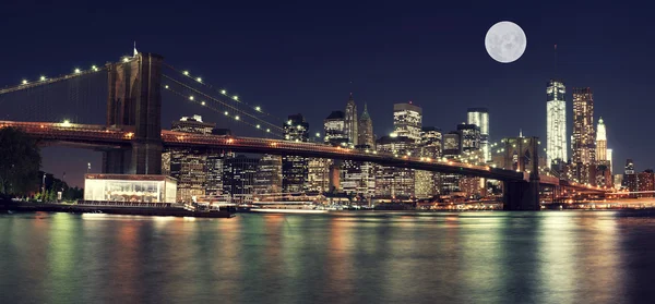 Skyline di New York di notte con Moon — Foto Stock