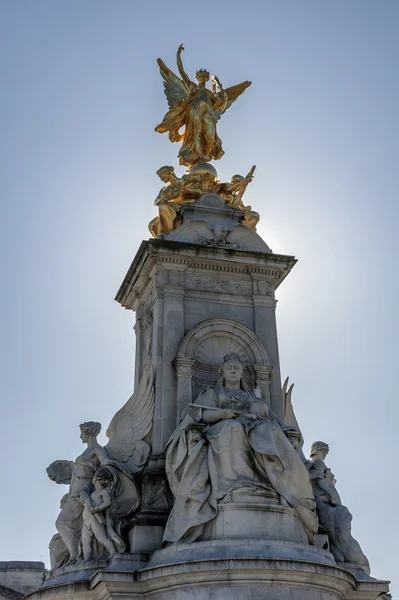 Buckingham Sarayı önünde Victoria Anıtı. — Stok fotoğraf