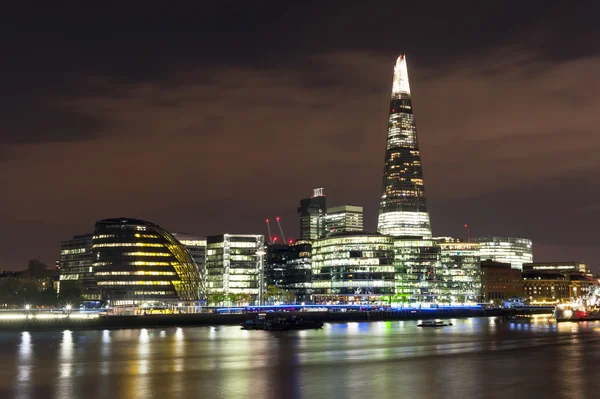 A landscape view of The Shard at night — Stock Photo, Image