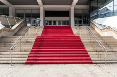 kırmızı halı üzerinde merdiven