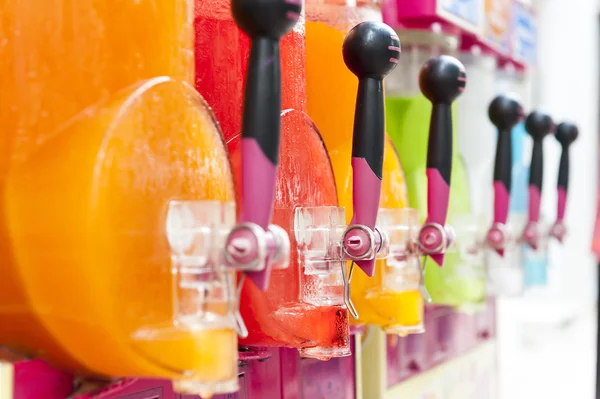 Fazendo dispositivo de suco de granita gelada em muitas cores — Fotografia de Stock