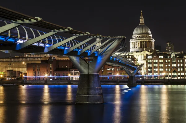 St. Paul Cathedral and Millennium Bridge in London — Stock fotografie