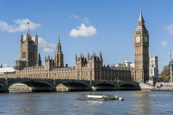 View of House of Parliament with Thames river in London — Stockfoto