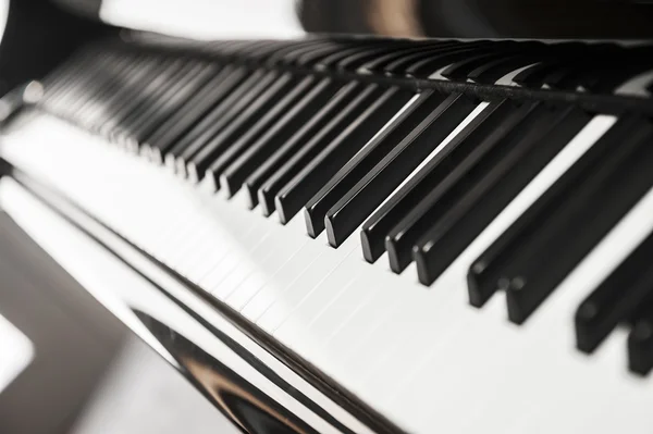 Lateral bild av en piano nyckel — Stockfoto