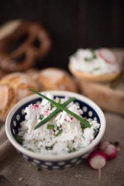 Kahvaltı için süzme peynir