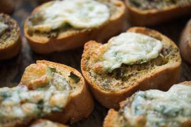 Çıtır çıtır ekmek peynir ve baharat ile