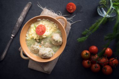 Dereotu soslu lezzetli köfte