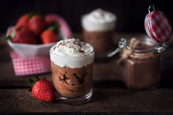 Schokoladenmousse mit Erdbeeren — Stockfoto