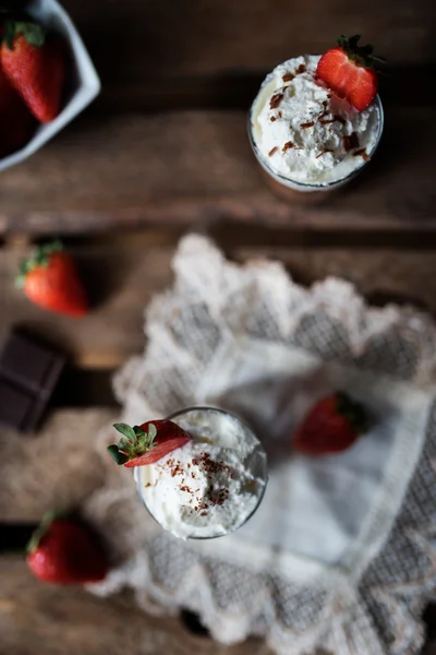 딸기를 곁들인 초콜릿 무스 — 스톡 사진
