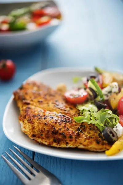 Pollo a la plancha con ensalada mediterránea — Foto de Stock