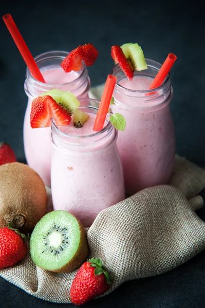 Milkshake aux fraises sucré et délicieux — Photo