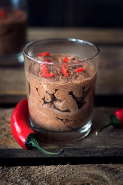 Csokoládé mousse-val chili paprika — Stock Fotó