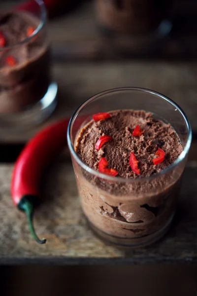Çikolata mousse chili biber ile