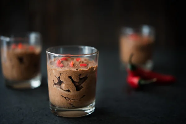 Csokoládé mousse-val chili paprika — Stock Fotó