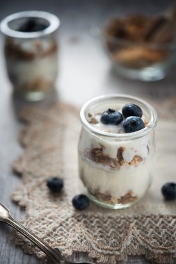 Taze ve diyet müsli ve kahvaltıda yoğurt