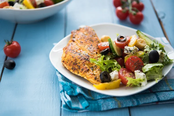 Pollo a la plancha con ensalada mediterránea — Foto de Stock