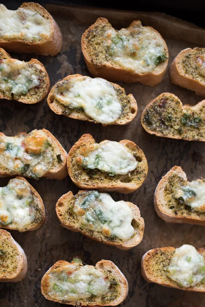 Knuspriger Toast mit Käse und Gewürzen — Stockfoto